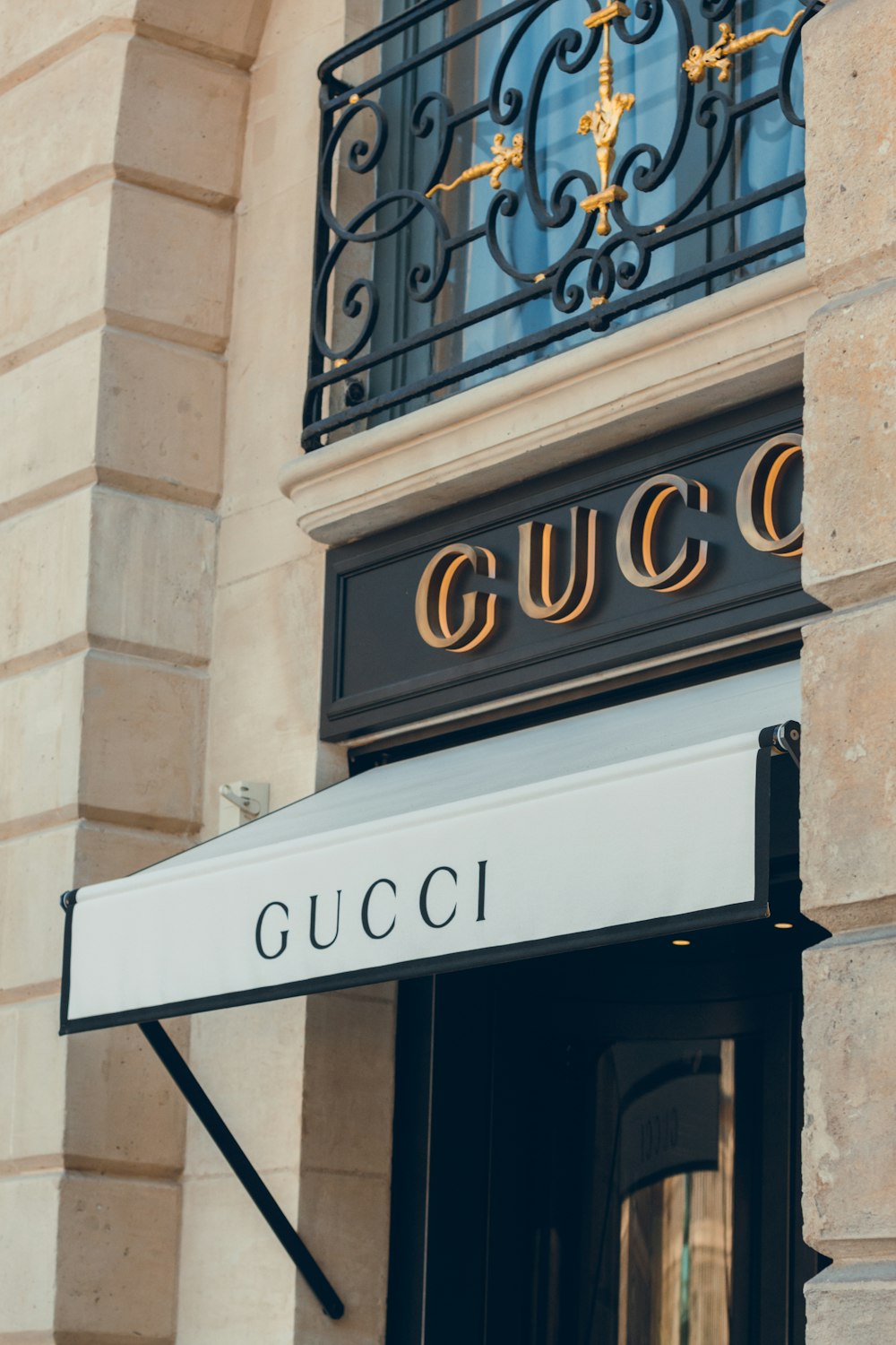 Un bâtiment avec une enseigne qui dit Gucci