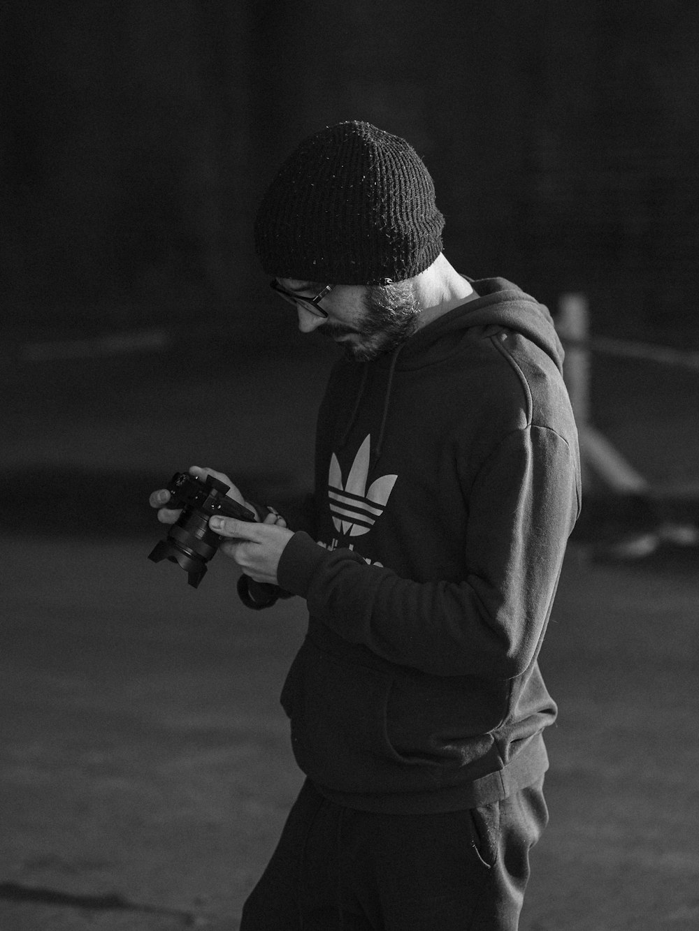 A man in a hat is looking at his cell phone photo – Free Person Image on  Unsplash