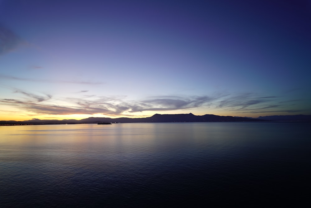 un beau coucher de soleil sur un grand plan d’eau