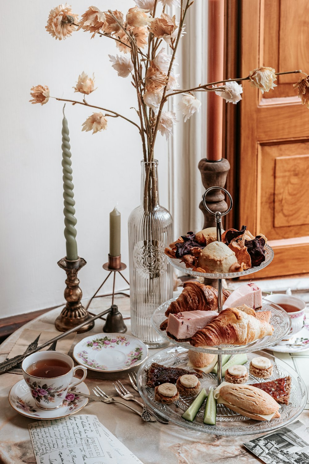 食べ物の皿と花でいっぱいの花瓶で覆われたテーブル