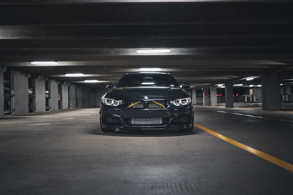 um carro preto estacionado em uma garagem