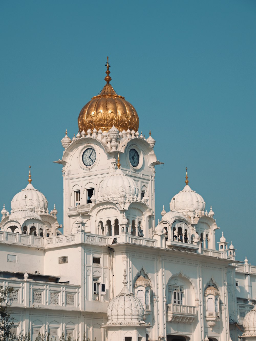 um grande edifício branco com uma cúpula de ouro