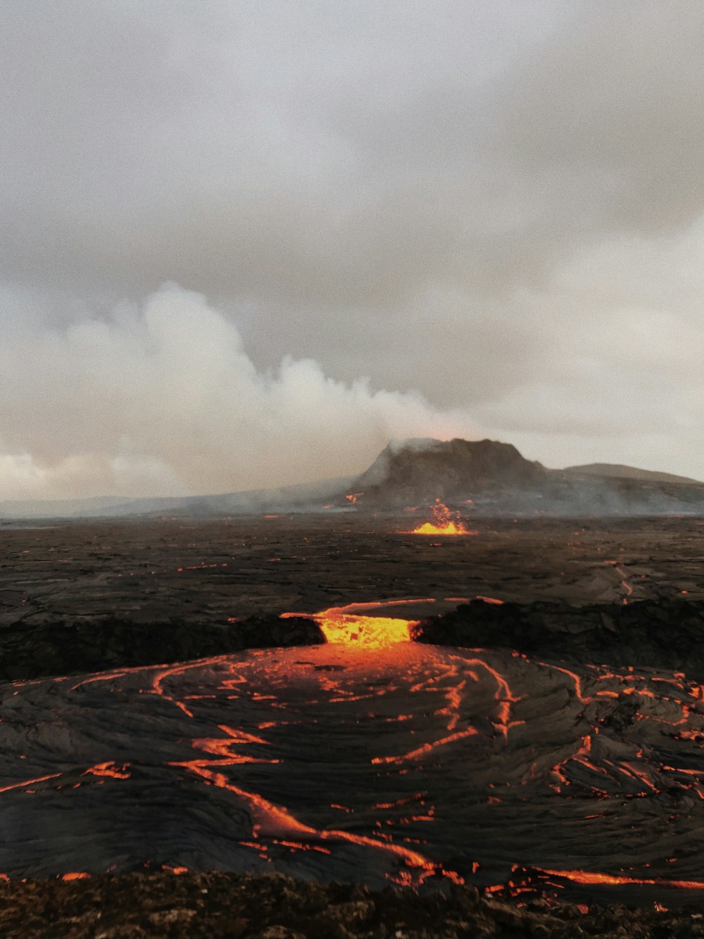 un gran cráter con lava y humo saliendo de él
