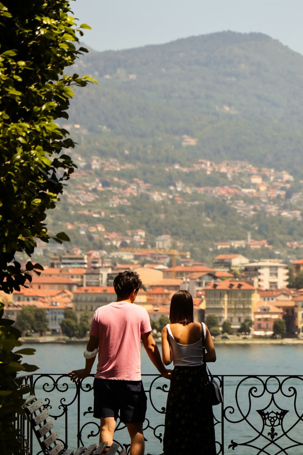 un uomo e una donna in piedi l'uno accanto all'altro