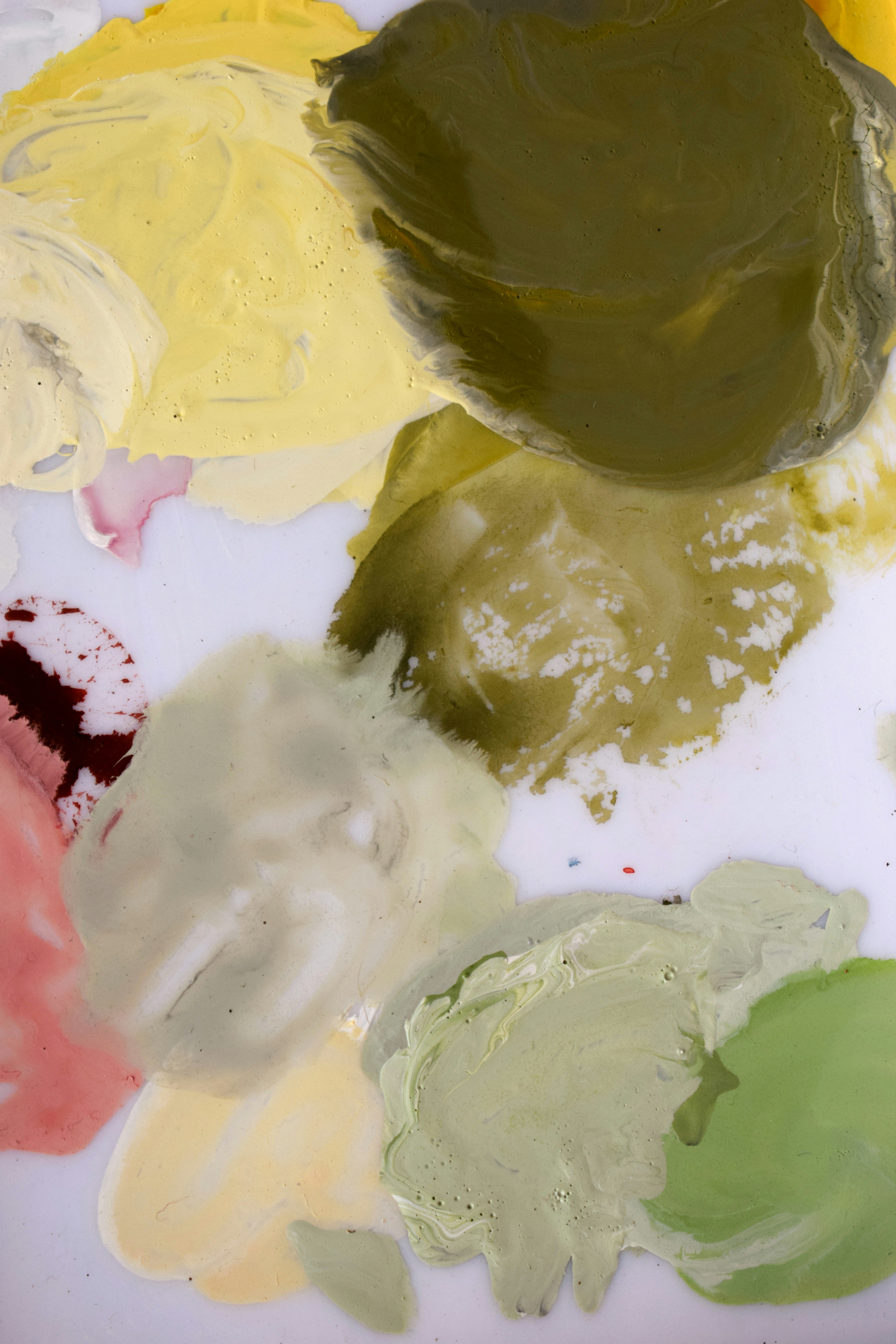 um monte de cores diferentes de tinta em uma mesa