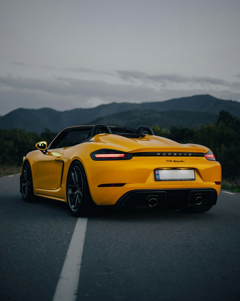 Une voiture de sport jaune roulant sur une route