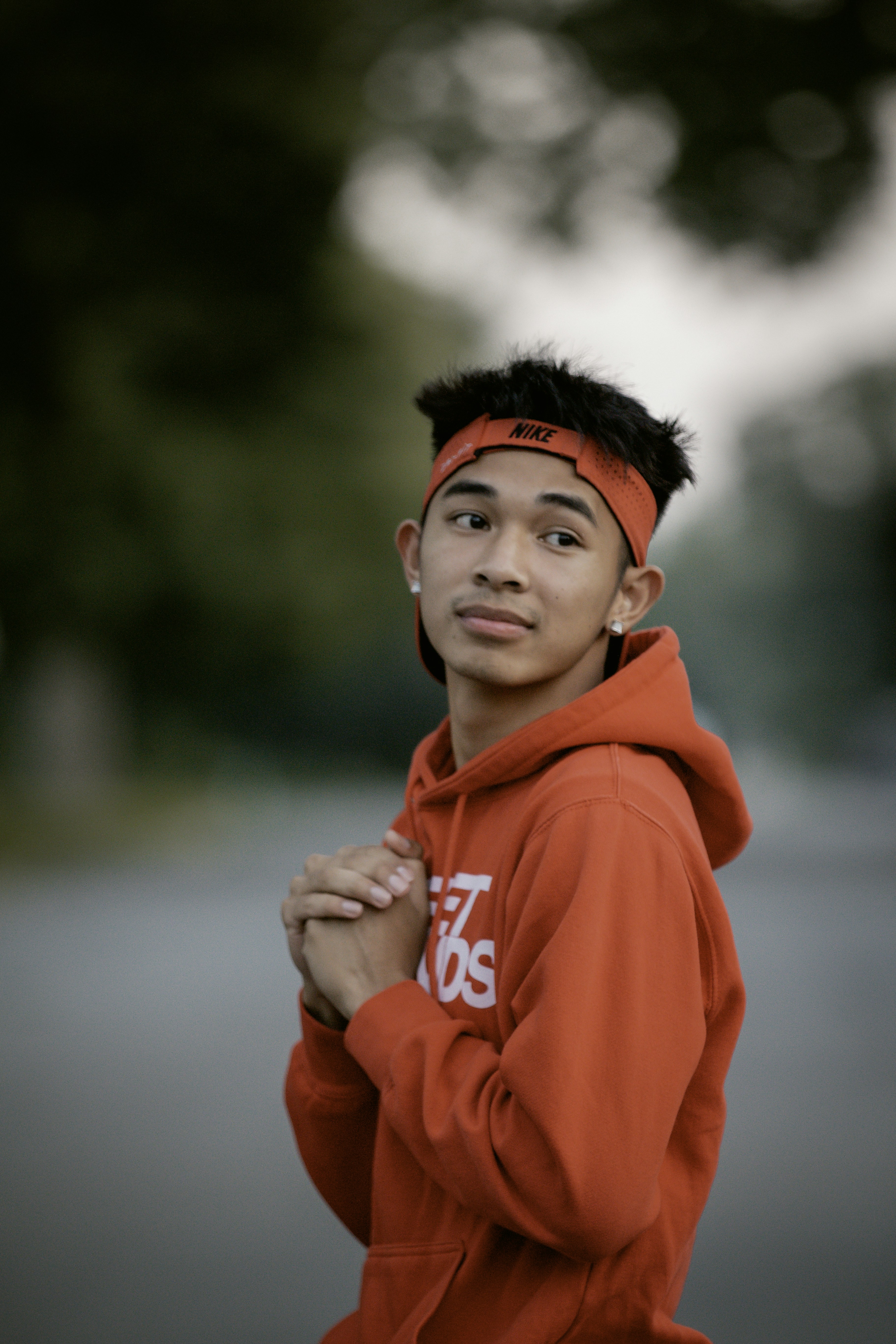 great photo recipe,how to photograph a young man in an orange hoodie is posing for a picture