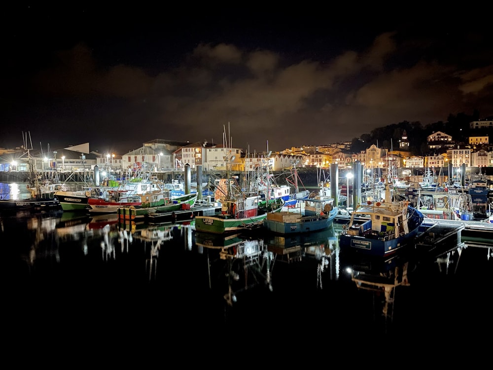 Ein Hafen voller Boote in der Nacht