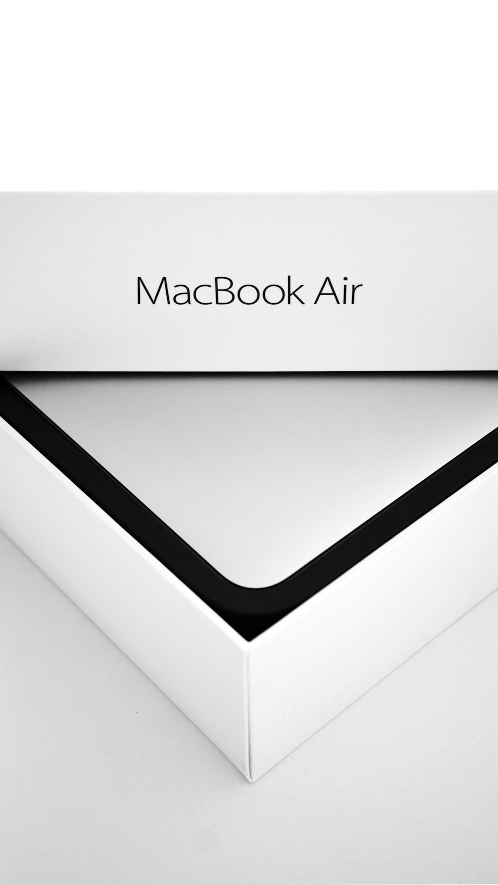 uma caixa de ar macbook sentada em cima de uma mesa