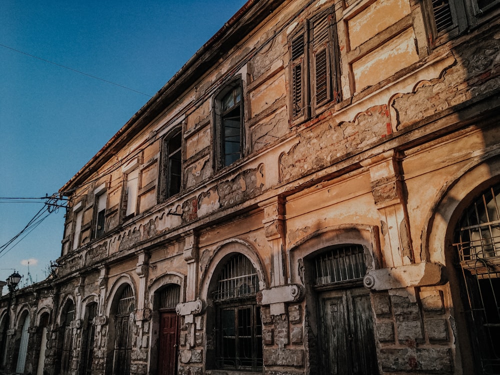 an old building with a bunch of windows