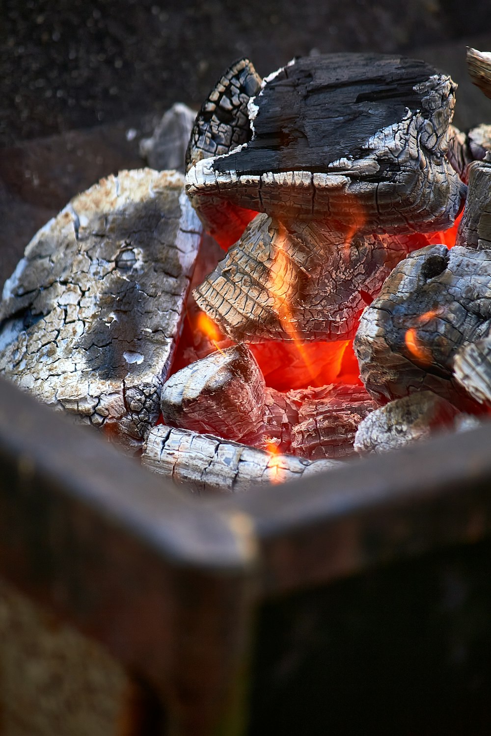 um close up de um fogo em uma churrasqueira