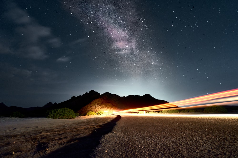 uma foto de longa exposição de uma estrada à noite