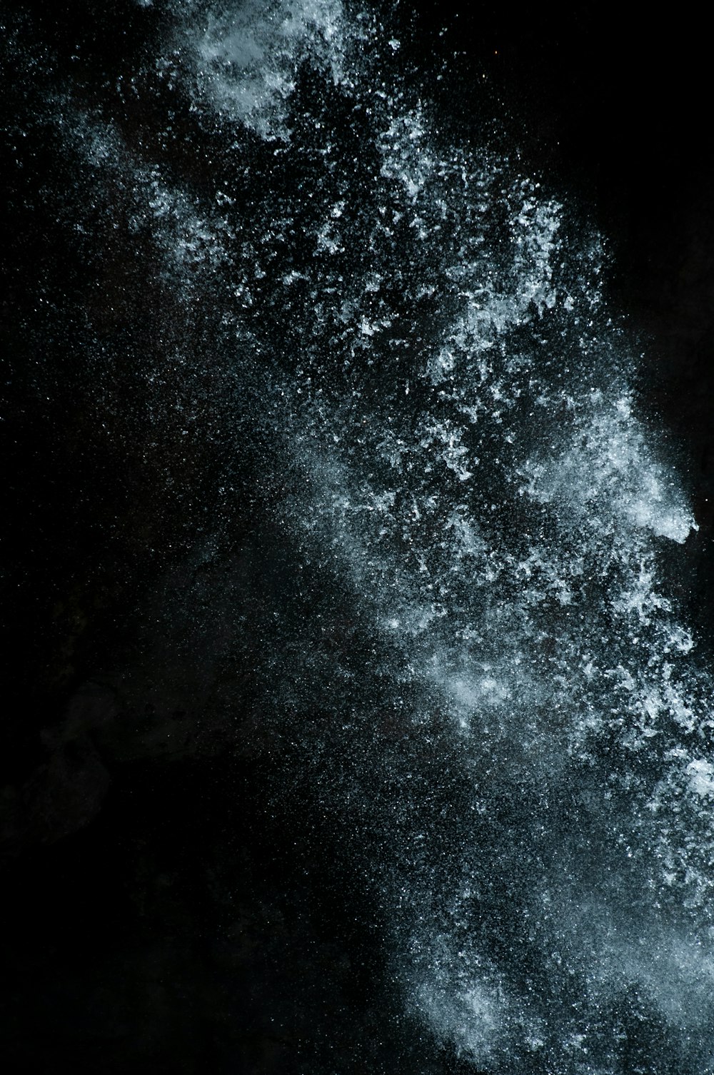 Ein Schwarz-Weiß-Foto einer Person im Dunkeln