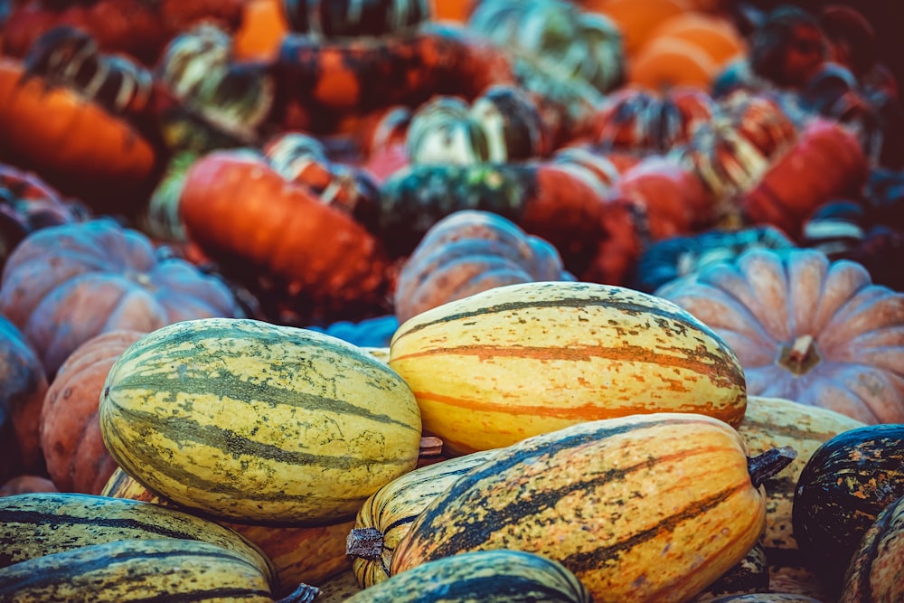 a bunch of gourds sitting on top of each other