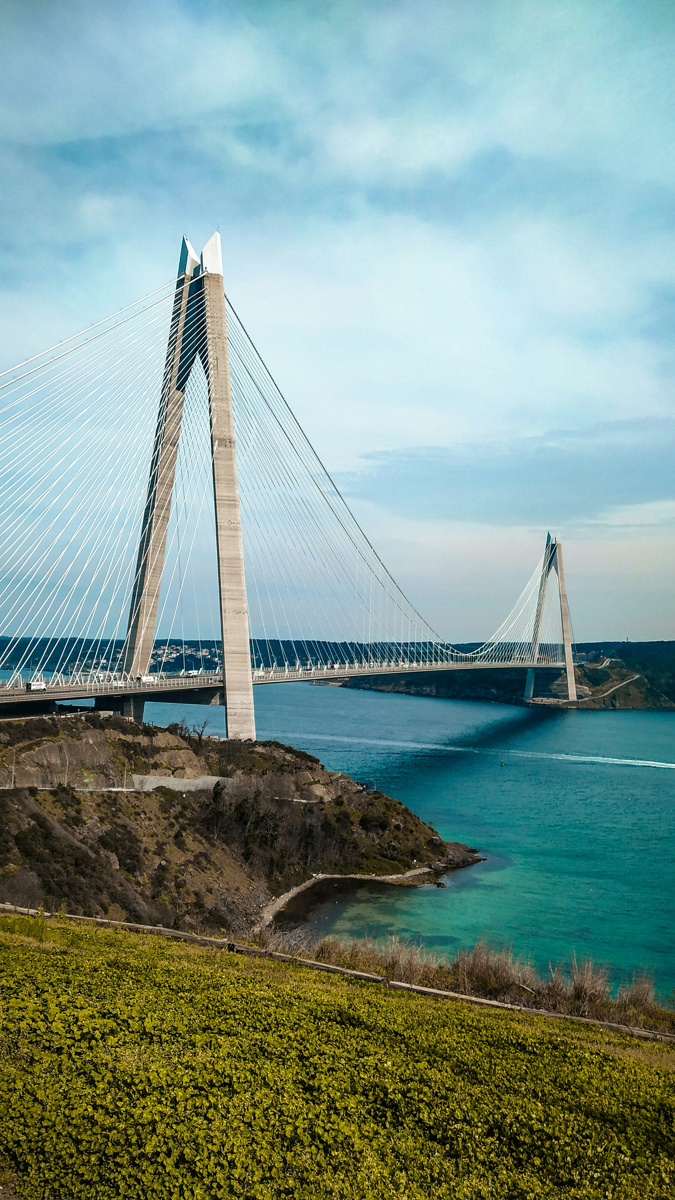 un grande ponte che si estende su un grande specchio d'acqua