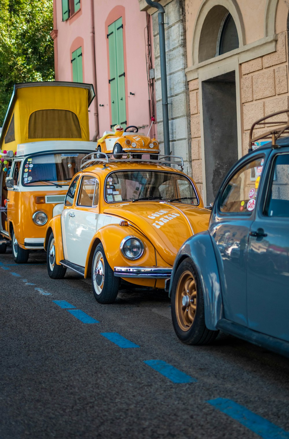 a group of cars that are sitting in the street