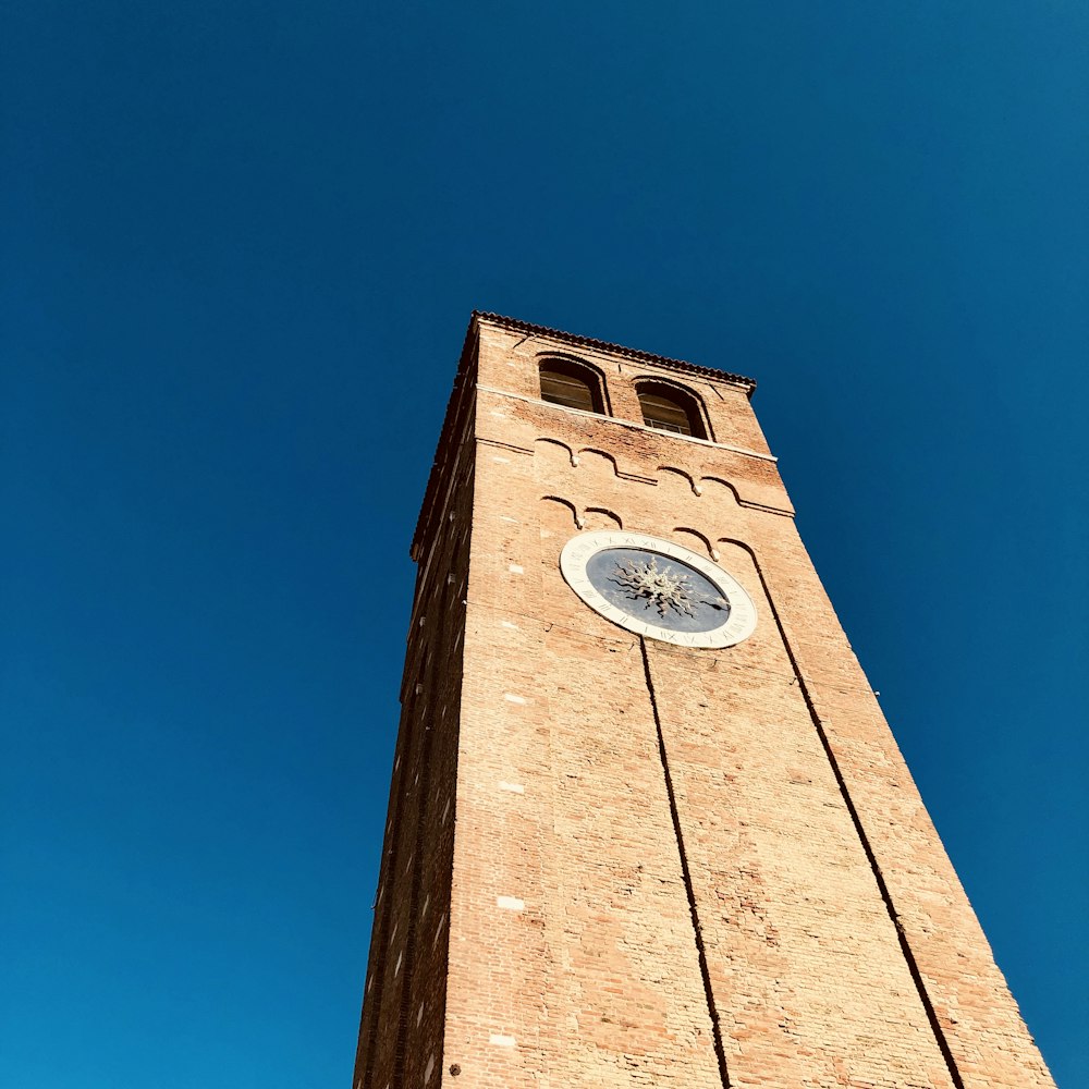 Una alta torre del reloj con un fondo de cielo