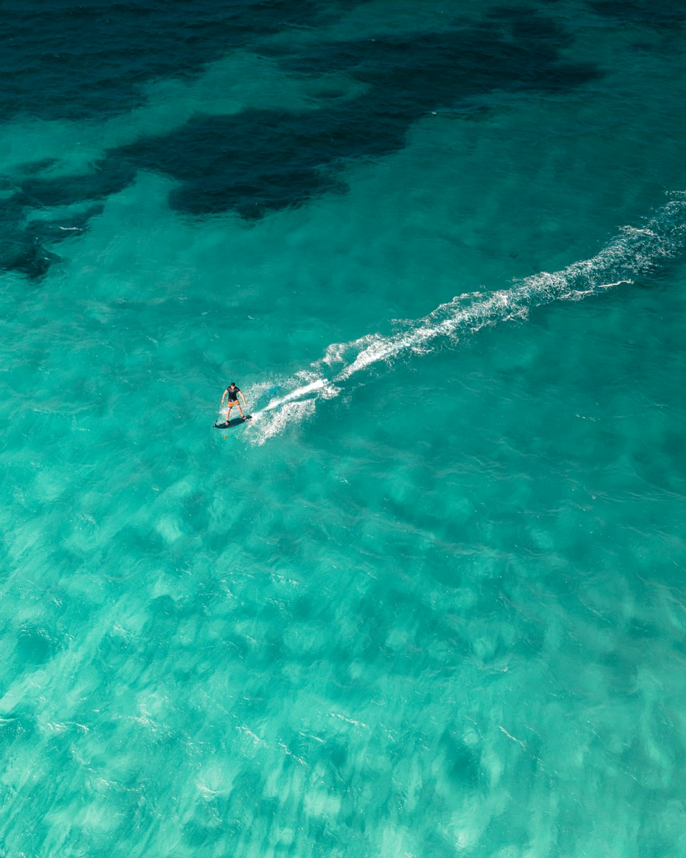 une personne sur une planche de surf sur un plan d’eau
