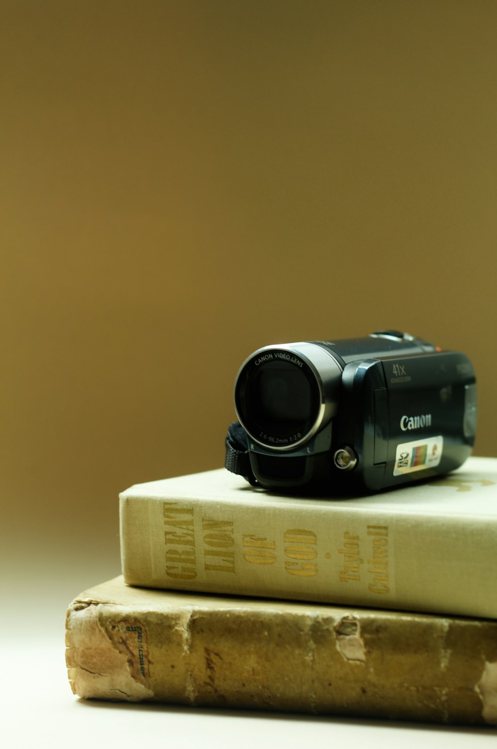uma câmera sentada em cima de um livro