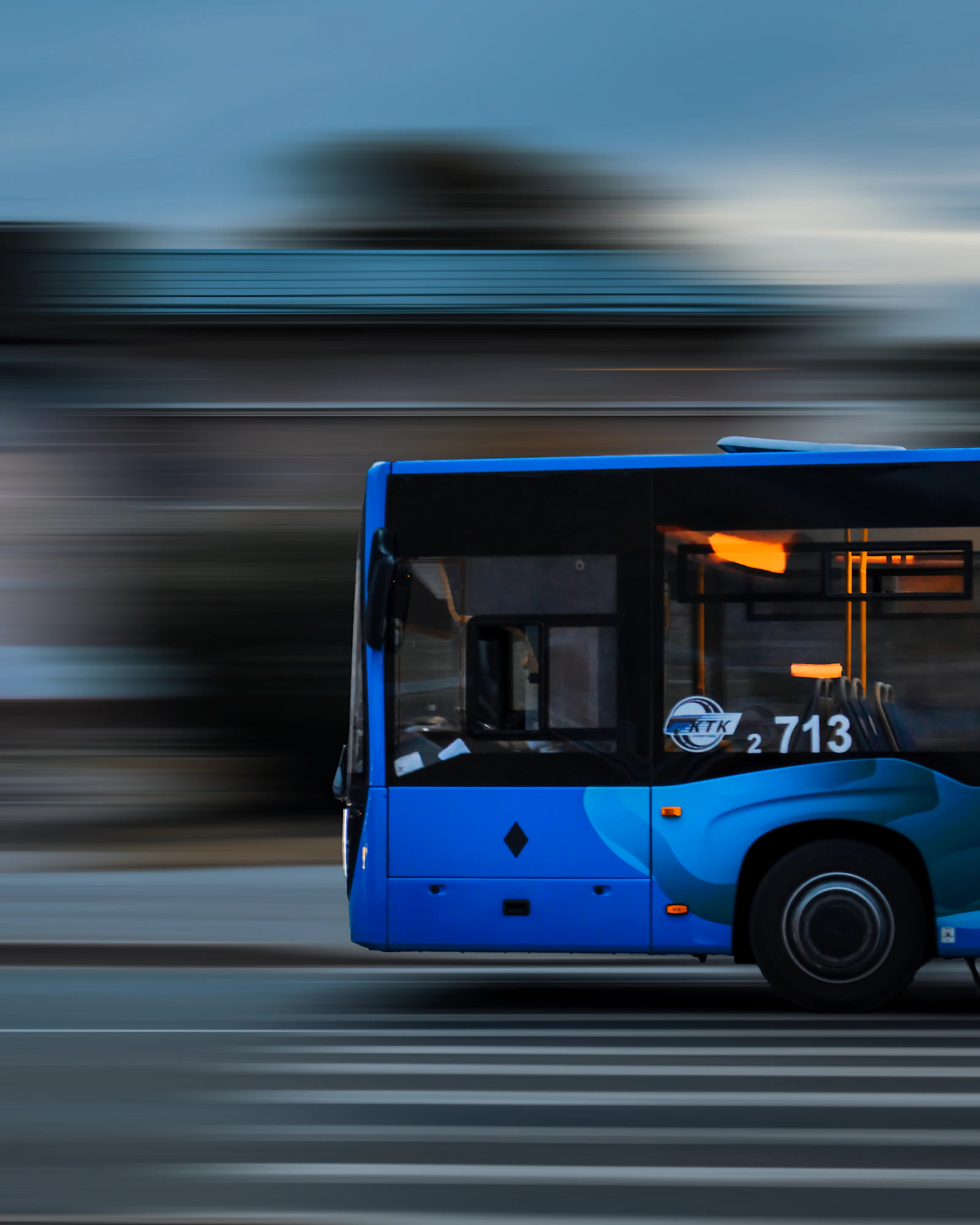 Autobus miejski na ulicy — Garden Service