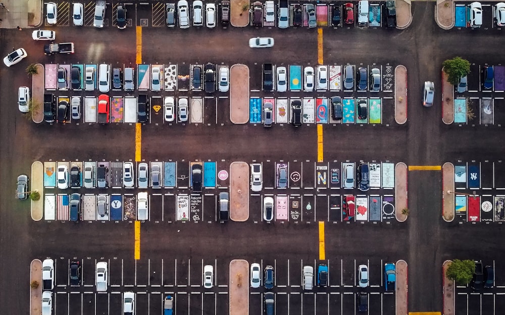 um estacionamento cheio de carros estacionados