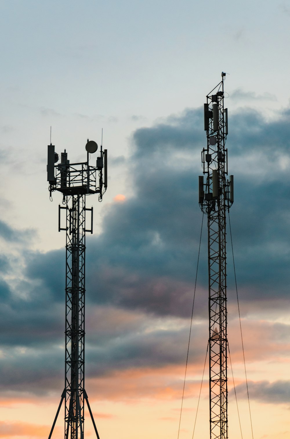 un par de torres celulares sentadas una al lado de la otra