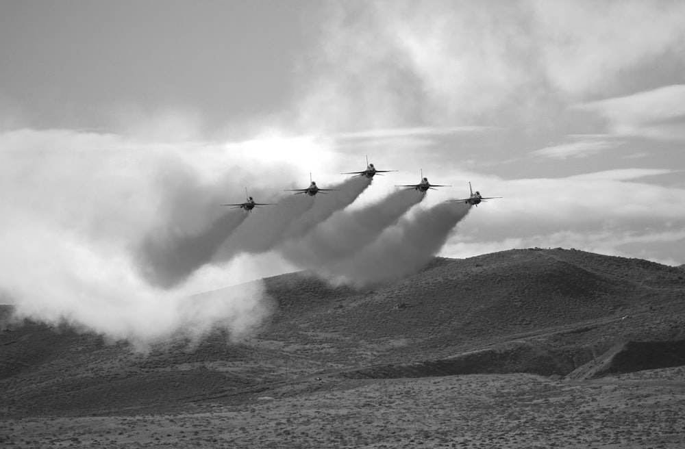 Eine Gruppe von Flugzeugen, die in Formation am Himmel fliegen