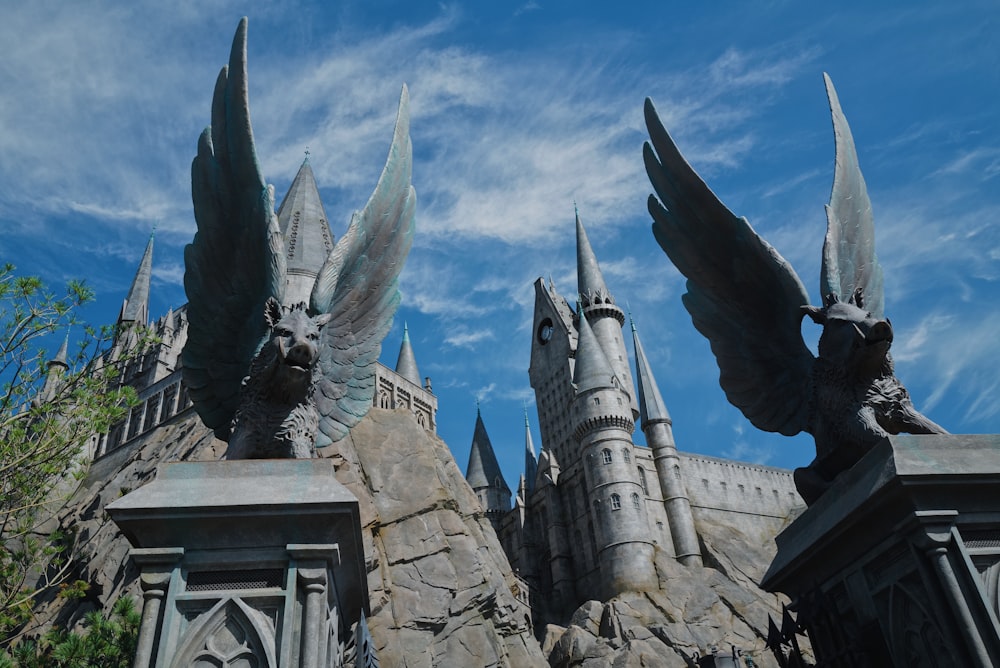 Una foto di un castello di Hogwarts da terra