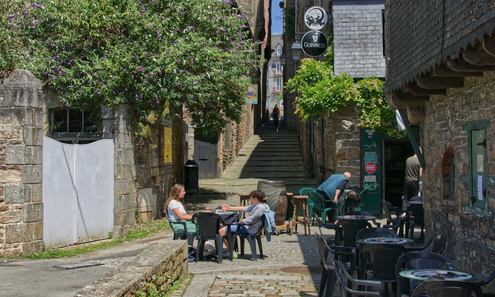 Un grupo de personas sentadas en una mesa en un callejón