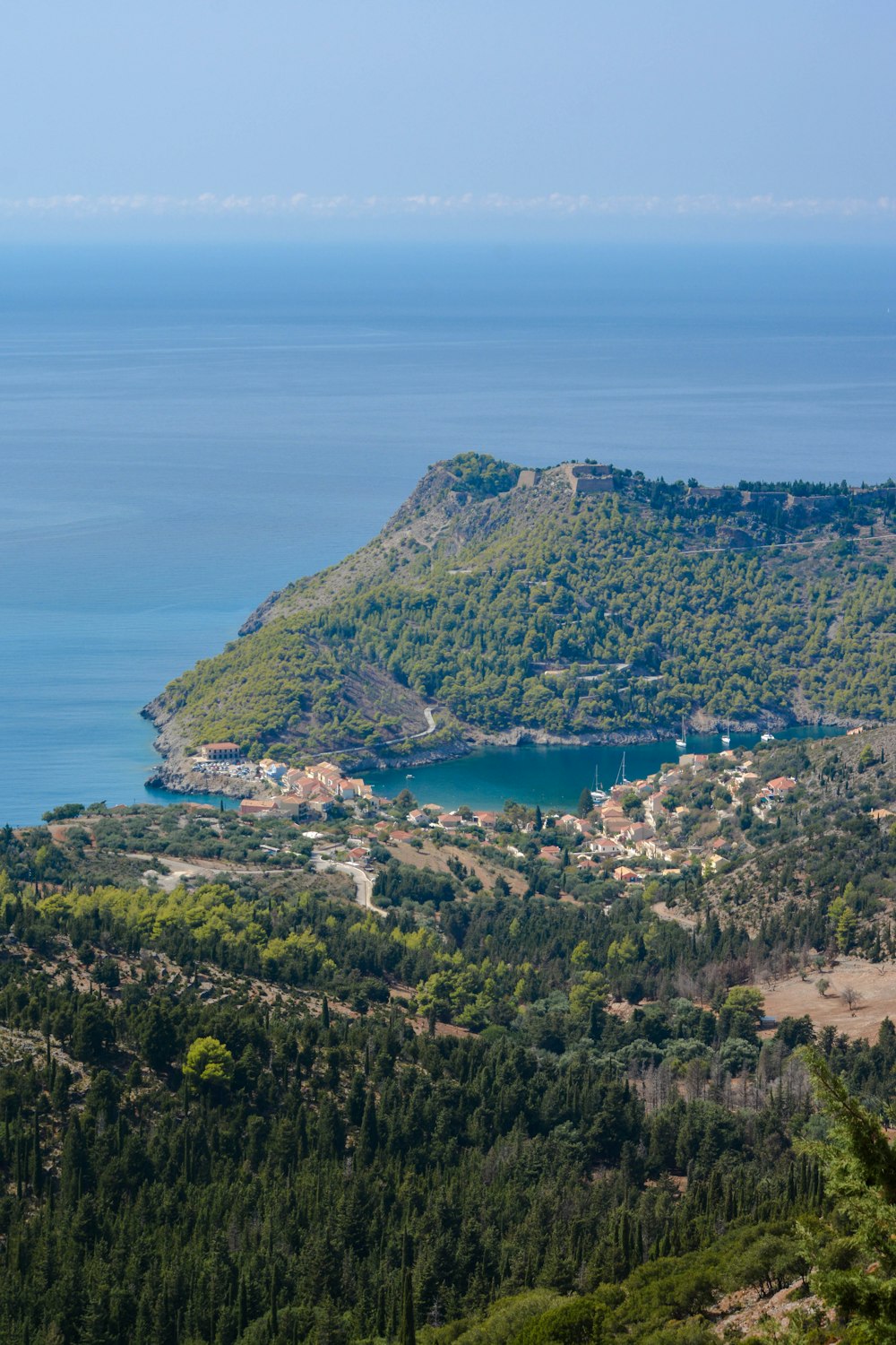 une vue d’une petite île au milieu de l’océan