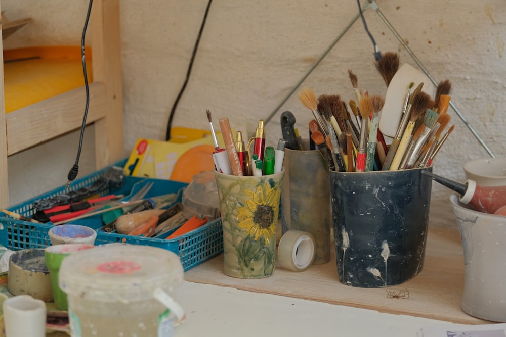 a bunch of paint brushes are in a cup