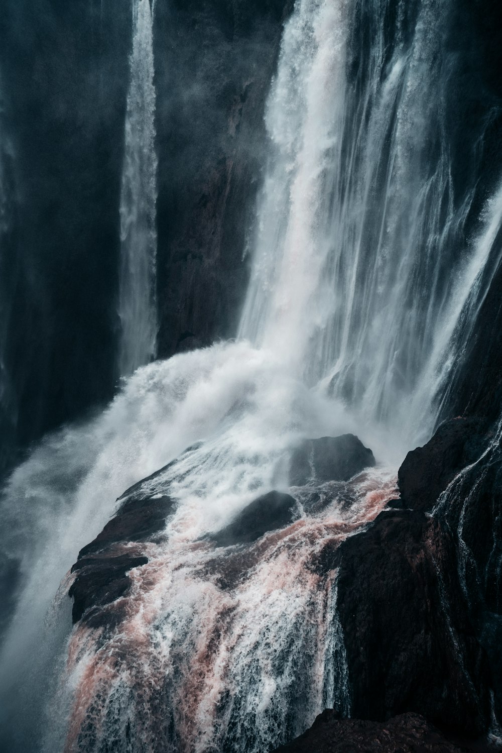 Una gran cascada con mucha agua saliendo de ella