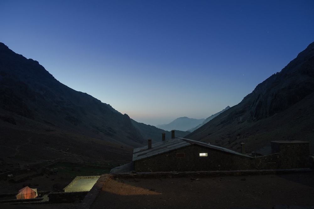 Une maison au milieu d’une chaîne de montagnes