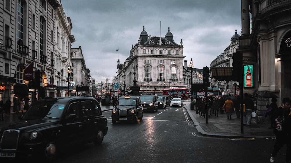 a busy city street filled with lots of traffic