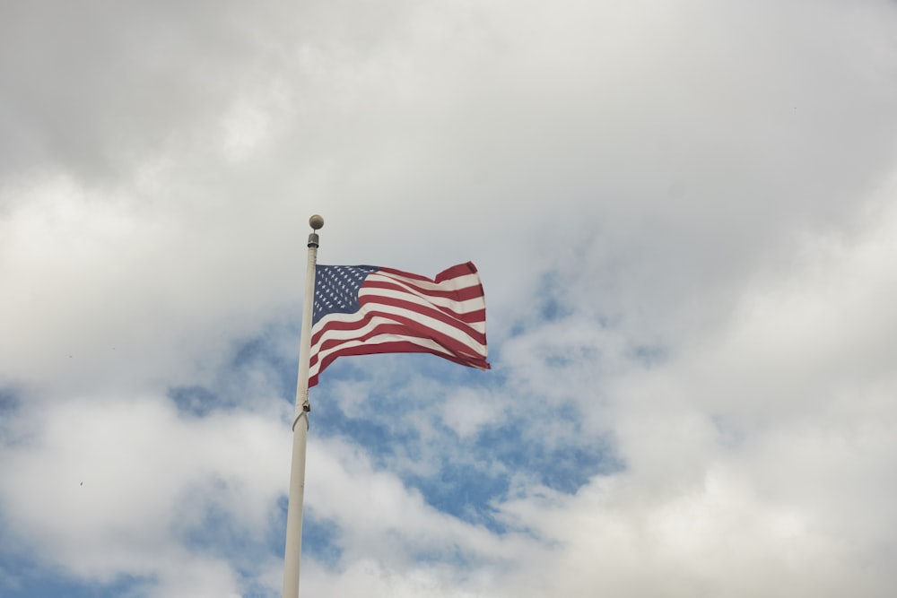 Una bandera estadounidense ondeando en el viento en un día nublado