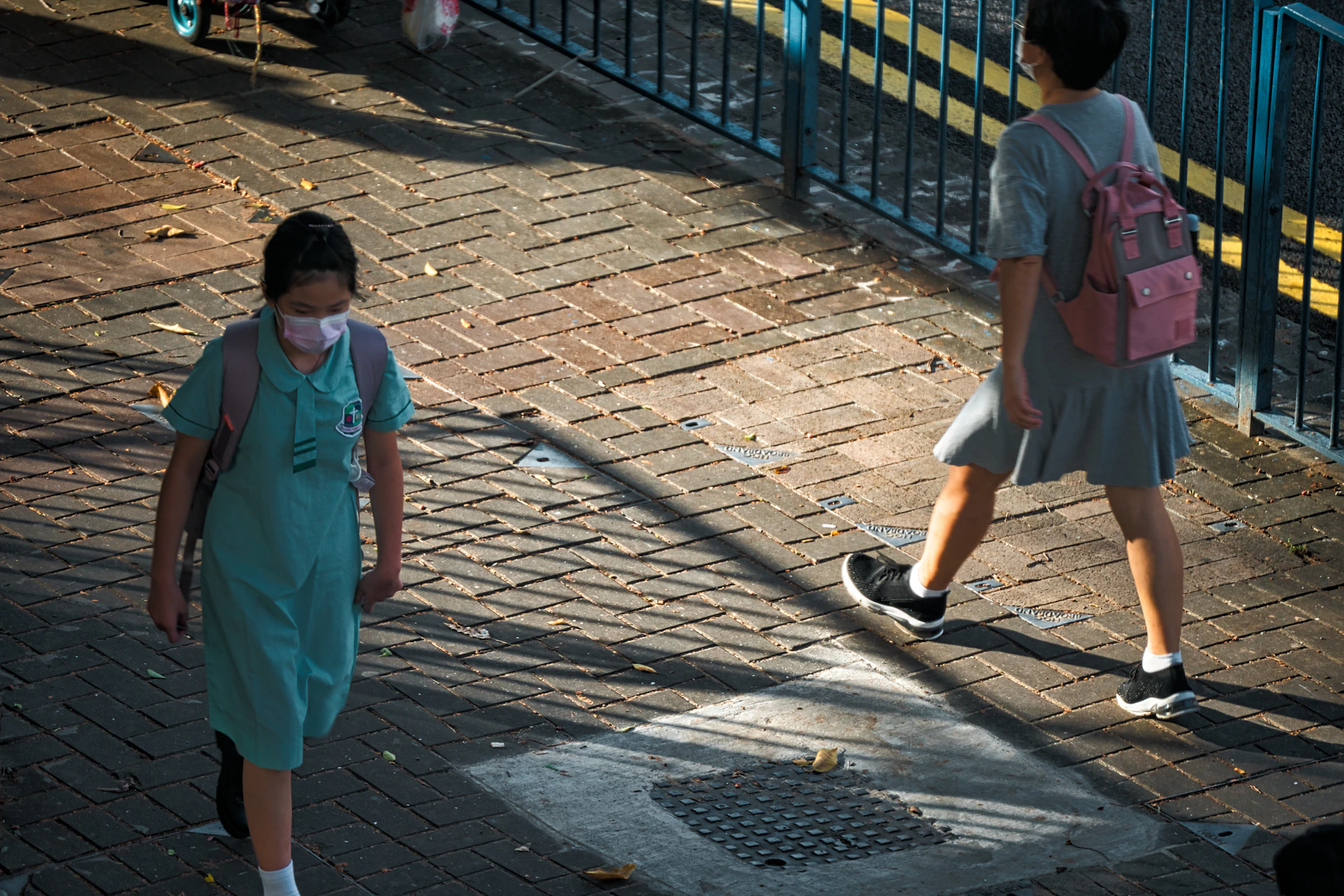 通りを歩くカップル