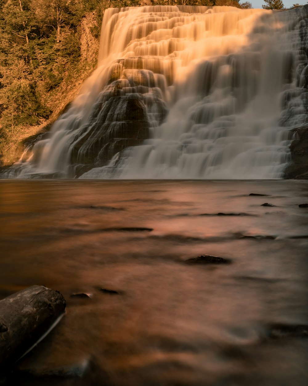 una cascada con una gran cantidad de agua que sale de ella