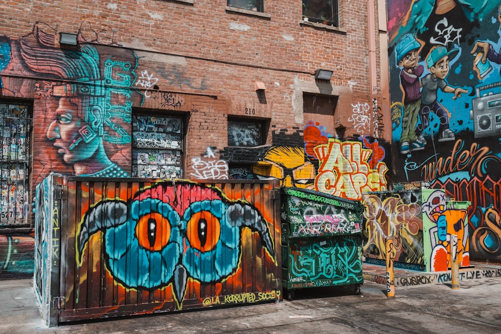 Ein Haufen Graffiti an der Seite eines Gebäudes