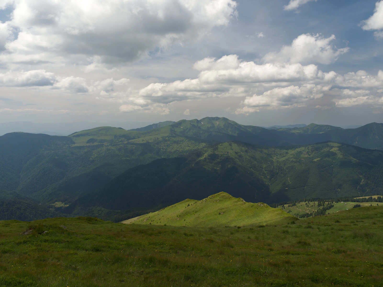 Cazare în Cavnic pentru grupuri: culmi de munte în Maramureș, vara