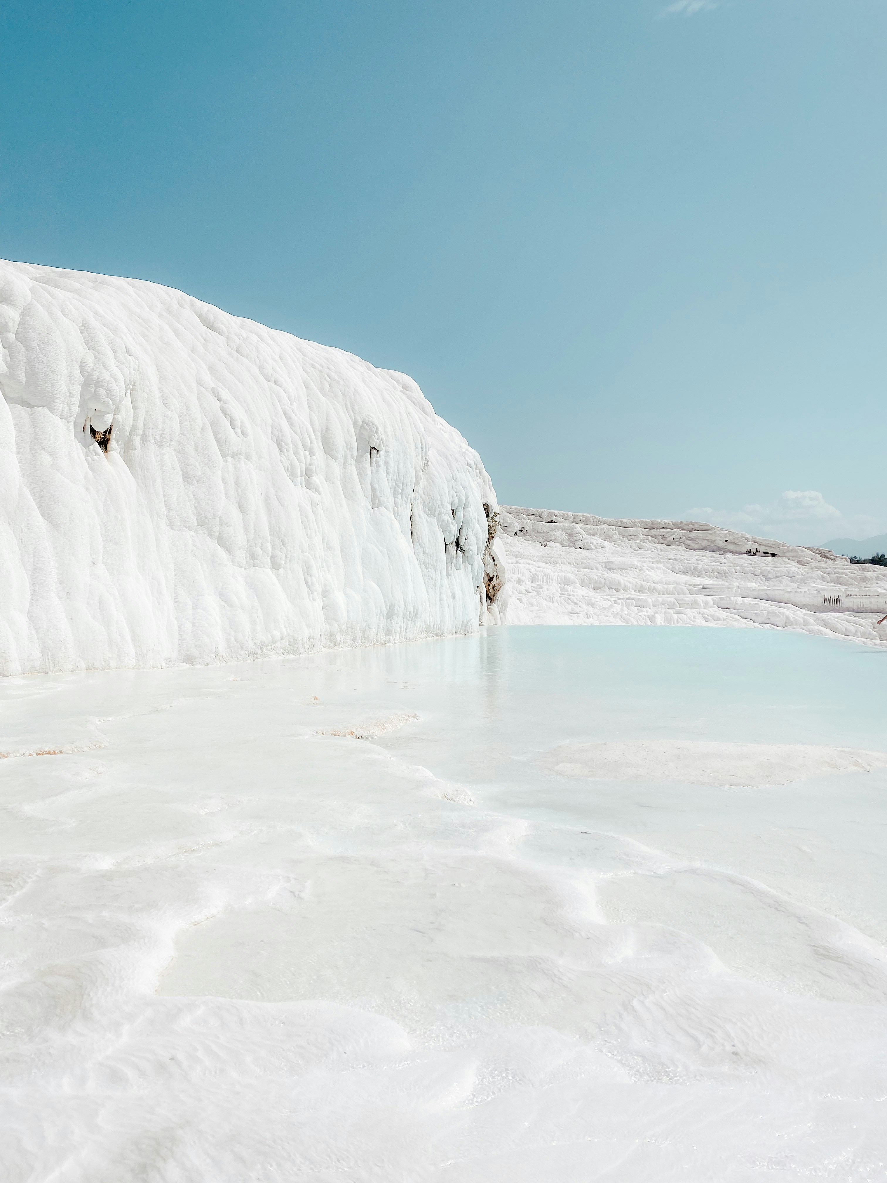 un cuerpo de agua que está cubierto de nieve