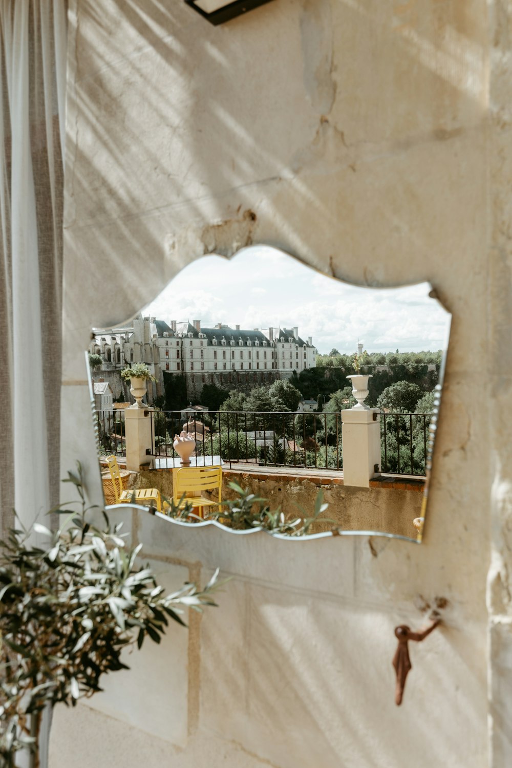 un miroir qui se trouve sur le côté d’un mur