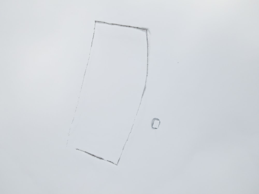 Un dibujo de un objeto rectangular en el cielo