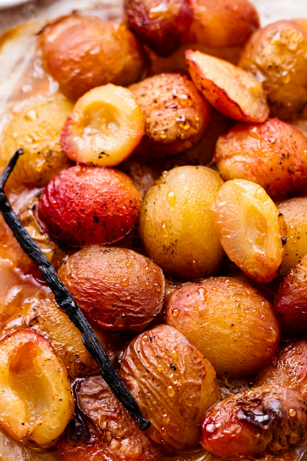 um close up de um prato de comida com batatas