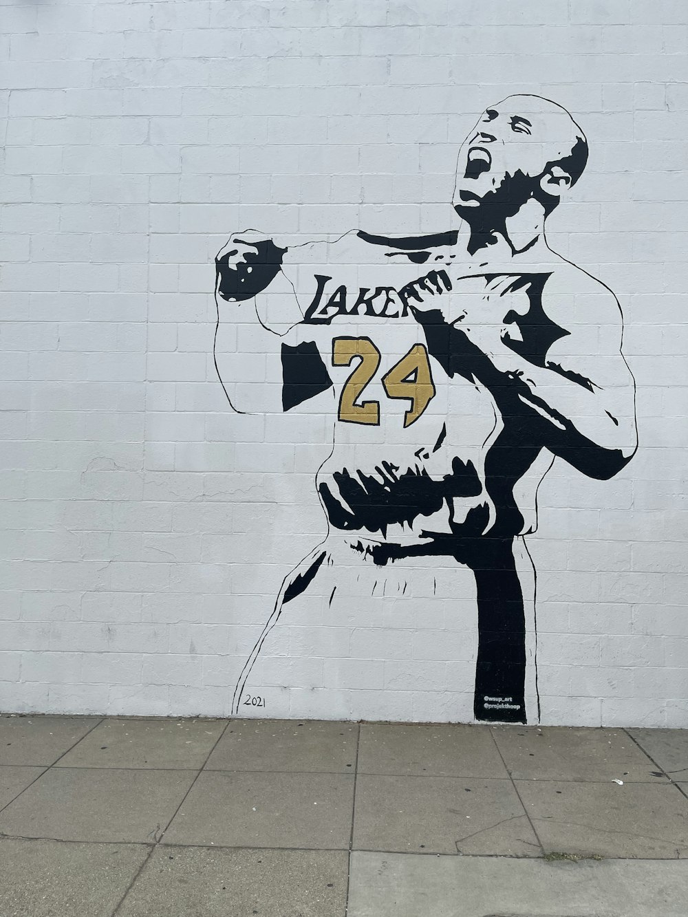 Un murale di un uomo che tiene una mazza da baseball