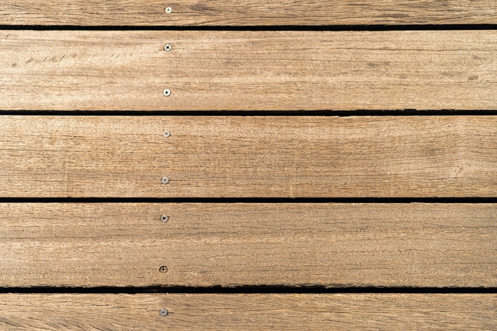 un primo piano di una superficie di legno con chiodi