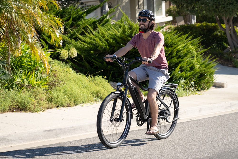 Un hombre montando en bicicleta por una calle