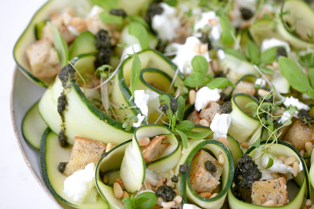 une assiette de salade de courgettes, d’épinards et de fromage de chèvre