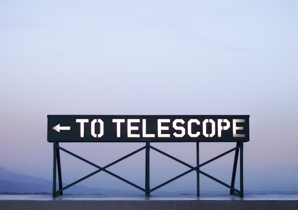 un cartello che dice di telescopio su di esso