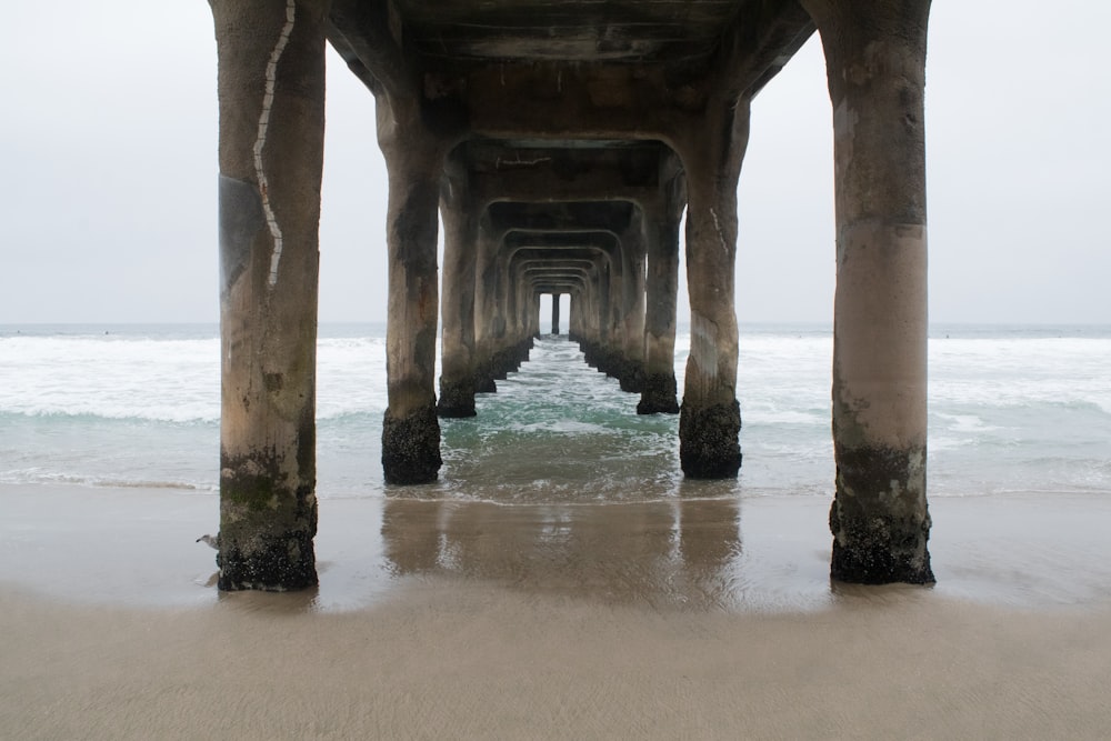 Una vista de un muelle con el océano al fondo