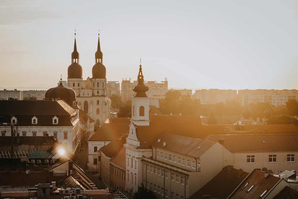 uma vista de uma cidade com edifícios altos